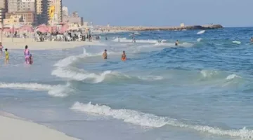 أجواء مشمسة وبحر هادئ.. عطلة نهاية الأسبوع مزدحمة على شواطئ الإسكندرية – صور