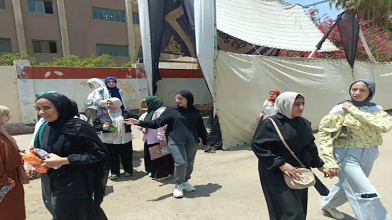 أجواء مفعمة بالسعادة بين طلاب الثانوية العامة في القليوبية خلال أول أيام الامتحانات