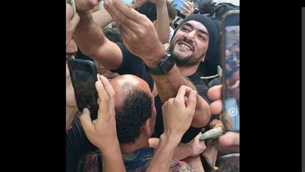 أحمد العوضي ينحر الأضحية بين أهالي عين شمس ويحتفل بعيد الأضحى بأسلوبه الفريد