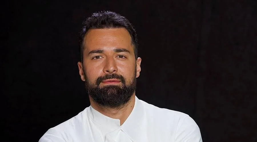 أحمد حاتم يوقع عقداً لعمل “شغل عيال” أحمد حاتم يوقع عقداً لعمل “شغل عيال”