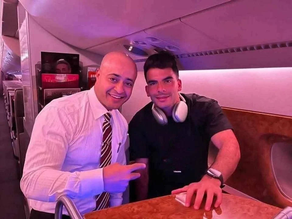 أحمد مصطفى زيزو يظهر على متن طائرة في ميامي قبل وصوله إلى معسكر الأهلي