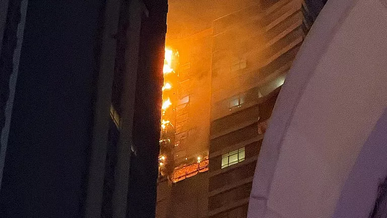 أدى إلى إجلاء حوالي 4000 فرد.. تفاصيل حريق في برج سكني بالإمارات أدى إلى إجلاء حوالي 4000 فرد.. تفاصيل حريق في برج سكني بالإمارات