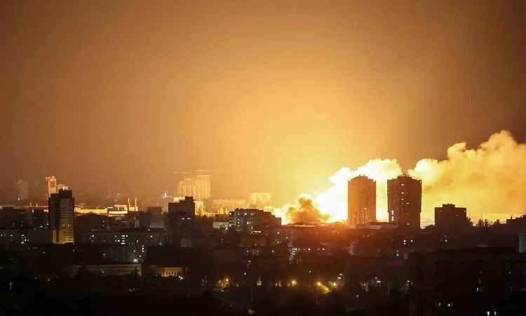 أربعة أشخاص لقوا حتفهم على الأقل جراء هجوم روسي في كييف أربعة أشخاص لقوا حتفهم على الأقل جراء هجوم روسي في كييف