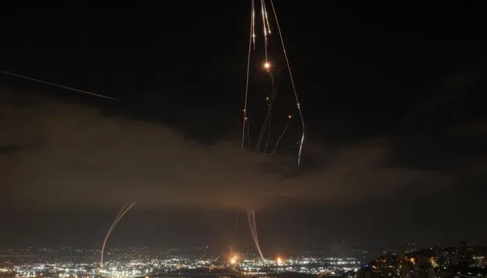 أضرار خفيفة لمقر السفارة الأمريكية في تل أبيب بسبب صاروخ إيراني أضرار خفيفة لمقر السفارة الأمريكية في تل أبيب بسبب صاروخ إيراني