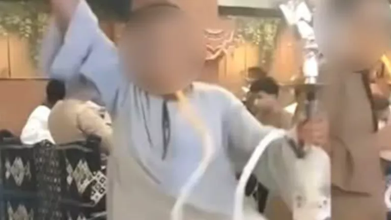 أطفال يستعملون الشيشة في مقهى بسوهاج.. والمحافظ يتخذ قرارًا عاجلاً أطفال يستعملون الشيشة في مقهى بسوهاج.. والمحافظ يتخذ قرارًا عاجلاً