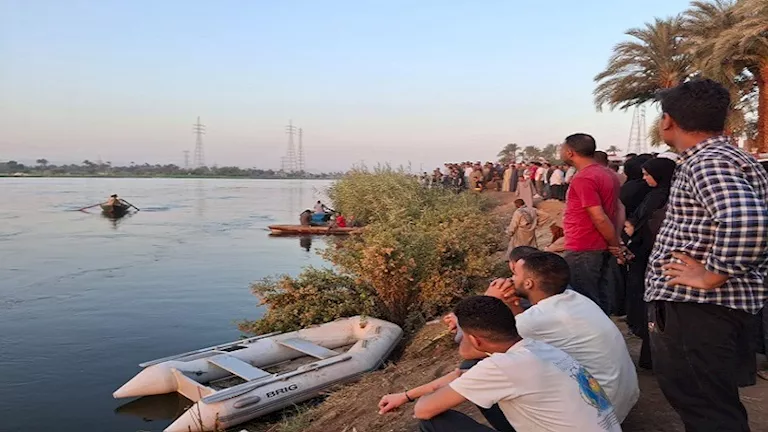 “أطفالي كانوا هنا يضحكون”.. نهر النيل يُخفي فرحة عائلة في ليلة ز”. “أطفالي كانوا هنا يضحكون”.. نهر النيل يُخفي فرحة عائلة في ليلة ز”.