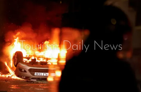 أعمال شغب عنصرية في إيرلندا الشمالية بعد اعتقال مراهقين بتهمة اغتصاب فتاة أعمال شغب عنصرية في إيرلندا الشمالية بعد اعتقال مراهقين بتهمة اغتصاب فتاة