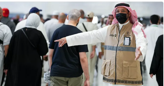 أكثر من 1.2 مليون شخص استفادوا من خدمات الإرشاد والفرق التوجيهية في المسجد الحرام خلال موسم الحج 1446هـ. أكثر من 1.2 مليون شخص استفادوا من خدمات الإرشاد والفرق التوجيهية في المسجد الحرام خلال موسم الحج 1446هـ.