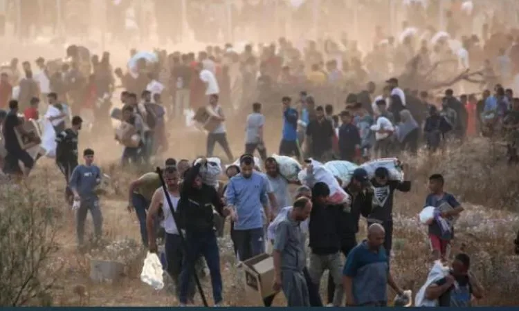أكثر من 18 قتيلاً والعديد من الإصابات جراء نيران الاحتلال بالقرب من مركز مساعدات في وسط غزة أكثر من 18 قتيلاً والعديد من الإصابات جراء نيران الاحتلال بالقرب من مركز مساعدات في وسط غزة