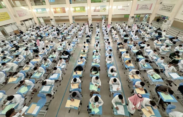 أكثر من 500 ألف طالب وطالبة في مدارس جدة يبدأون امتحانات نهاية السنة الدراسية.