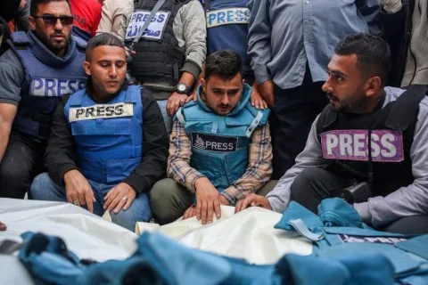 أكثر من مئة مؤسسة إعلامية تطالب إسرائيل بالسماح بدخول الصحفيين الأجانب إلى غزة أكثر من مئة مؤسسة إعلامية تطالب إسرائيل بالسماح بدخول الصحفيين الأجانب إلى غزة