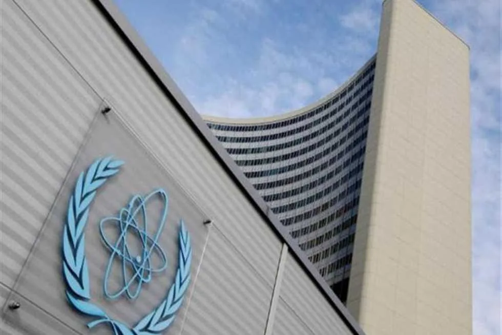 ألمانيا وفرنسا وبريطانيا والولايات المتحدة تقدم قرارًا ضد إيران إلى الوكالة الدولية للطاقة الذرية ألمانيا وفرنسا وبريطانيا والولايات المتحدة تقدم قرارًا ضد إيران إلى الوكالة الدولية للطاقة الذرية