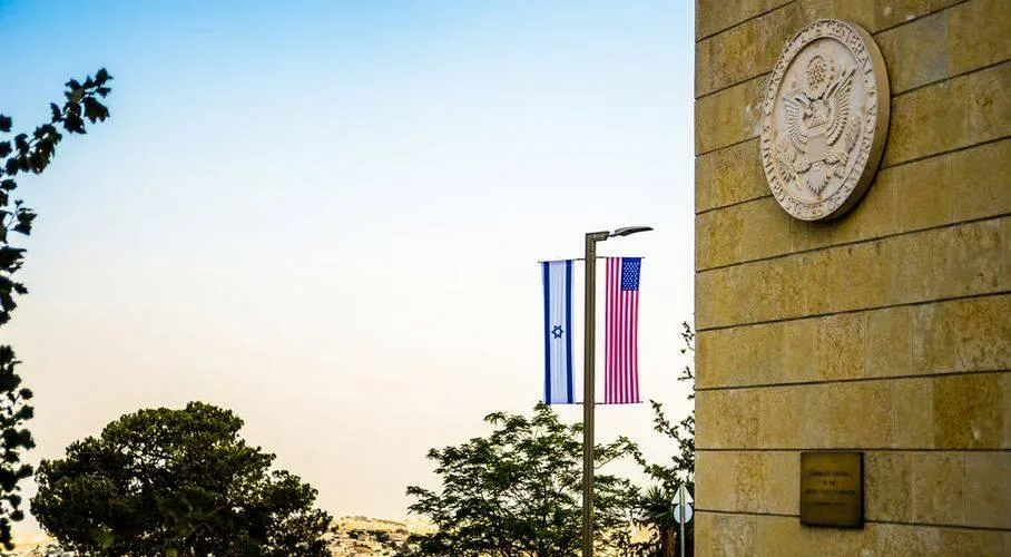أمريكا تفرض قيوداً على تحركات موظفي سفارتها في إسرائيل لأسباب تتعلق بالأمن أمريكا تفرض قيوداً على تحركات موظفي سفارتها في إسرائيل لأسباب تتعلق بالأمن