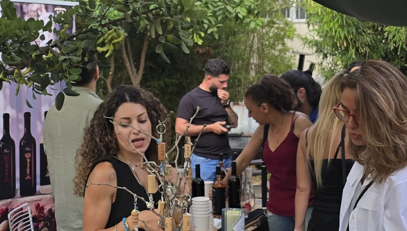 أمسية من النبيذ والضحك تحت نجوم بيروت أمسية من النبيذ والضحك تحت نجوم بيروت