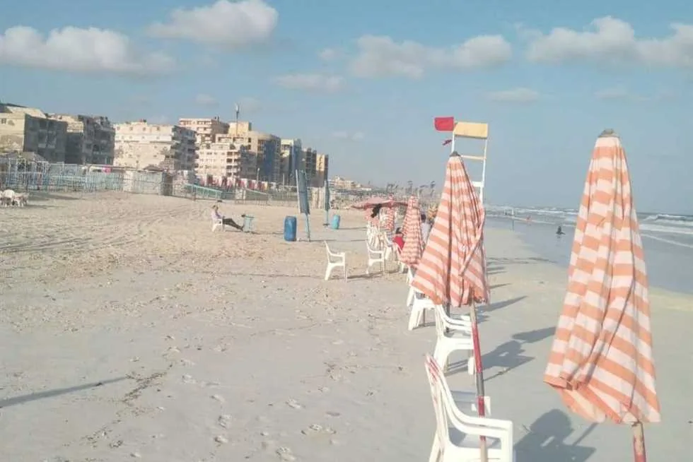 أمواج قوية وتحذيرات بعدم السباحة: رفع الأعلام الحمراء على شواطئ غرب الإسكندرية (صور) أمواج قوية وتحذيرات بعدم السباحة: رفع الأعلام الحمراء على شواطئ غرب الإسكندرية (صور)