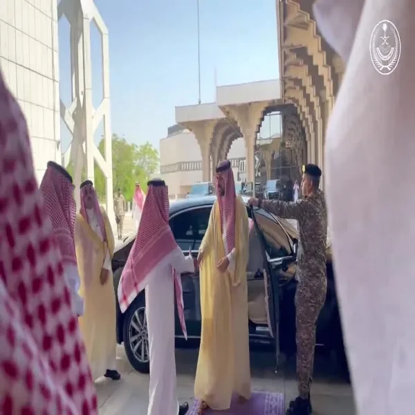 أمير المنطقة الشرقية يستقبل موظفي الإمارة المهنئين بعيد الأضحى المبارك. أمير المنطقة الشرقية يستقبل موظفي الإمارة المهنئين بعيد الأضحى المبارك.