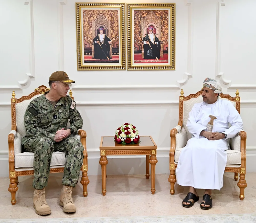 أمين عام وزارة الدفاع يستضيف مسؤولًا عسكريًا من الولايات المتحدة