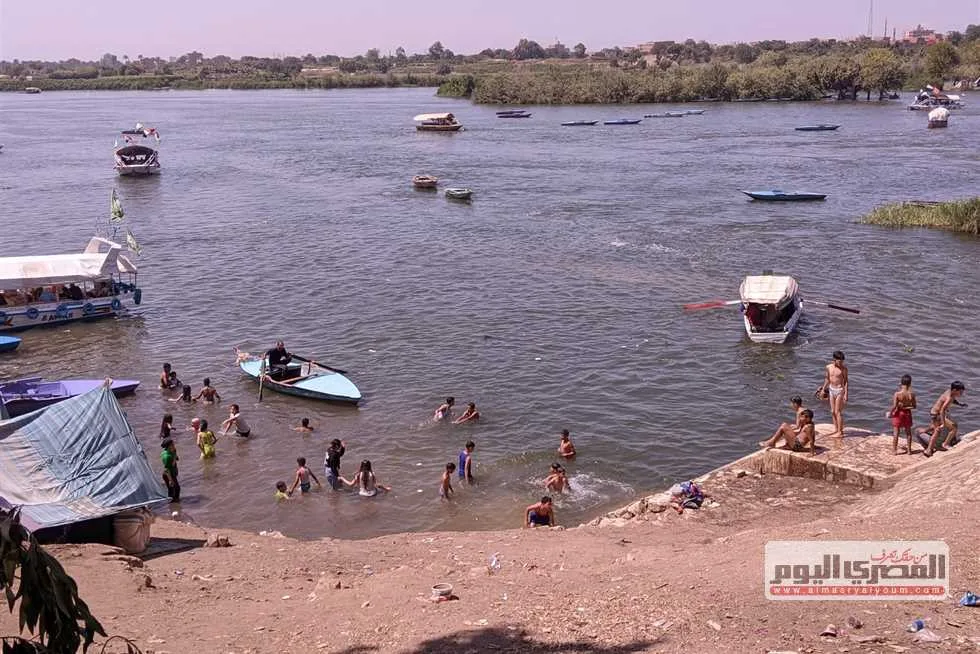 أهالي المنوفية يحتفلون باليوم الرابع من العيد في الحدائق مع وجود فرق النظافة والأمن أهالي المنوفية يحتفلون باليوم الرابع من العيد في الحدائق مع وجود فرق النظافة والأمن