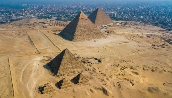 أهرامات مصر: تجربة فاخرة في مطعم يطل على 4600 عام من التاريخ العظيم لخوفو أهرامات مصر: تجربة فاخرة في مطعم يطل على 4600 عام من التاريخ العظيم لخوفو