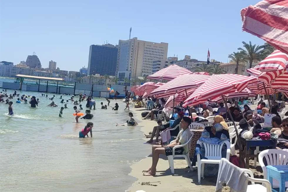 أول عطلة نهاية أسبوع بعد العيد: أجواء لطيفة وزحمة في شواطئ الإسكندرية أول عطلة نهاية أسبوع بعد العيد: أجواء لطيفة وزحمة في شواطئ الإسكندرية