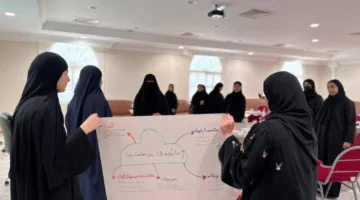 «أولياء طلبة الصف الثاني عشر في دبا الحصن يجتمعون مع الطالبات»