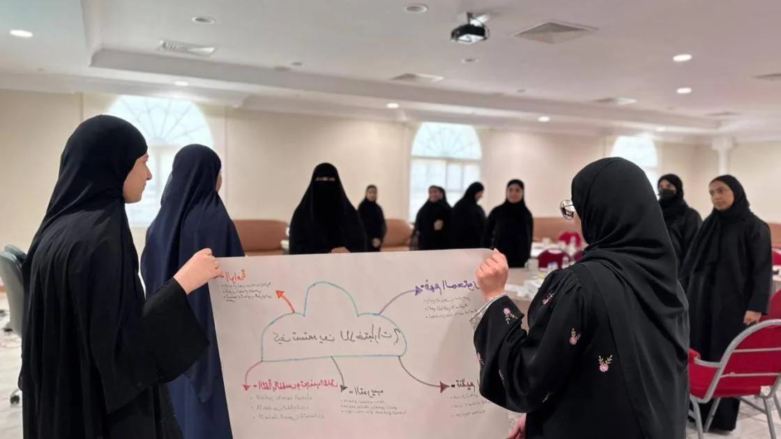 «أولياء طلبة الصف الثاني عشر في دبا الحصن يجتمعون مع الطالبات»
