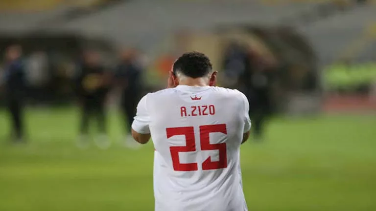 أيمن الرمادي يفاجئ زيزو قبل المباراة النهائية للكأس أيمن الرمادي يفاجئ زيزو قبل المباراة النهائية للكأس