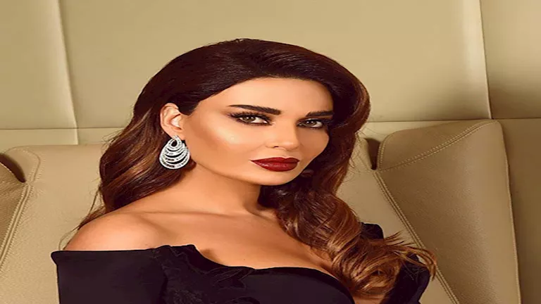 “أين الملابس الداخلية؟” – ناقد أزياء يتحدث عن إطلالة سيرين عبد النور الشفافة