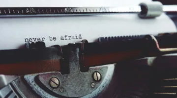 أَلَا يوجَد مَن يناهض هذا الخوف المهيمن عليه وعلى من حوله؟
