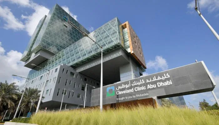 إجراء أول عملية جراحية بالروبوت لاستئصال ورم نادر في الإمارات إجراء أول عملية جراحية بالروبوت لاستئصال ورم نادر في الإمارات
