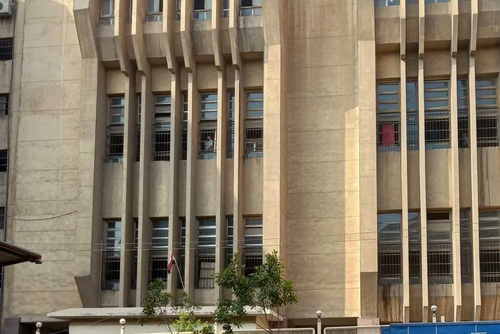 إحالة أوراق تاجر للمفتي بتهمة قتل ابنته بصعقها بالكهرباء بعد ربط يديها وقدميها. إحالة أوراق تاجر للمفتي بتهمة قتل ابنته بصعقها بالكهرباء بعد ربط يديها وقدميها.