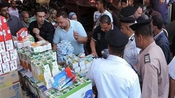 إحباط 21 مخالفة تموينية وضبط ربع طن من المعكرونة المنتهية الصلاحية في الأقصر إحباط 21 مخالفة تموينية وضبط ربع طن من المعكرونة المنتهية الصلاحية في الأقصر
