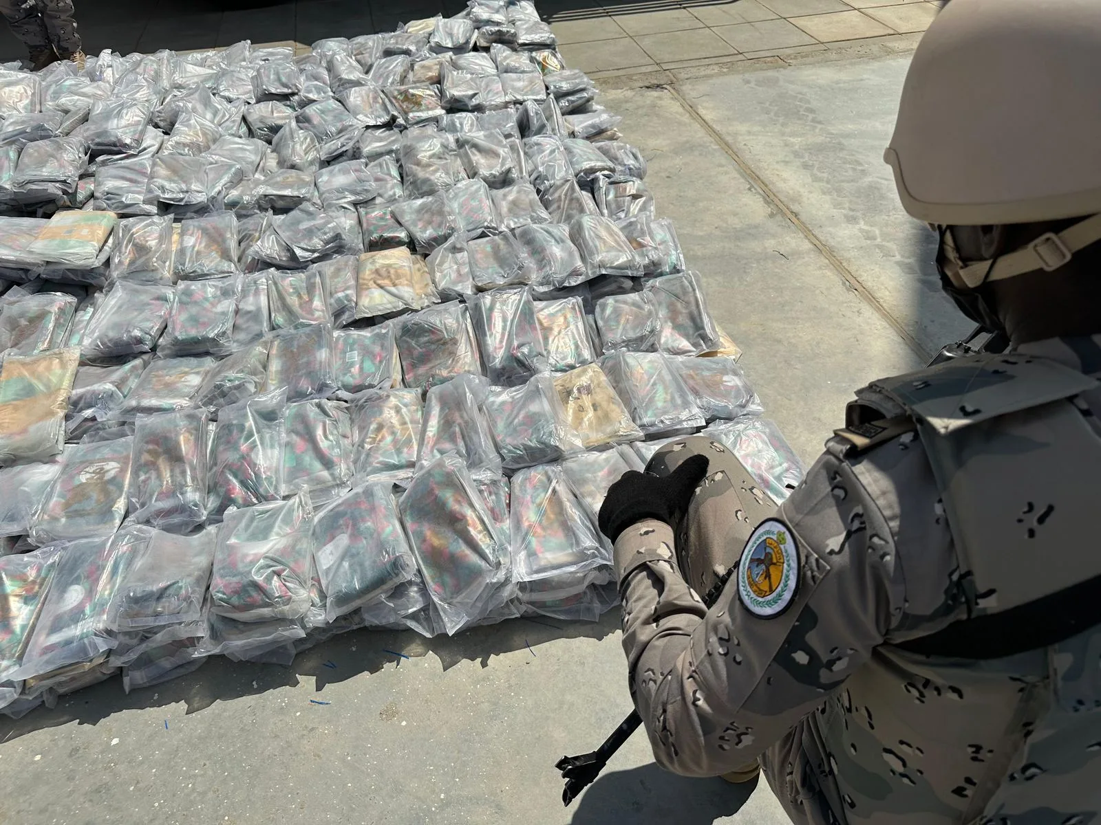 إحباط عملية تهريب 320 كجم من مخدر القات في عسير وجازان إحباط عملية تهريب 320 كجم من مخدر القات في عسير وجازان