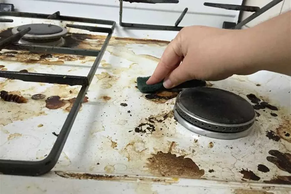 إزالة الدهون الصعبة: أسهل وأبسط طريقة لتنظيف الفرن دون عناء إزالة الدهون الصعبة: أسهل وأبسط طريقة لتنظيف الفرن دون عناء
