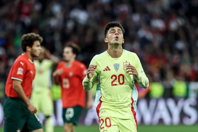 إسبانيا تتفوق على البرتغال بهدفين إلى هدف في الشوط الأول (فيديو) إسبانيا تتفوق على البرتغال بهدفين إلى هدف في الشوط الأول (فيديو)