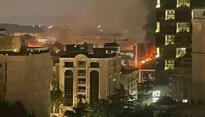 إسرائيل تستهدف مجمع وزارة الدفاع الإيرانية في طهران. إسرائيل تستهدف مجمع وزارة الدفاع الإيرانية في طهران.