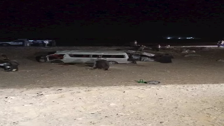 إصابة 14 فردًا جراء انقلاب ميكروباص على الطريق الصحراوي الغربي في أسيوط إصابة 14 فردًا جراء انقلاب ميكروباص على الطريق الصحراوي الغربي في أسيوط