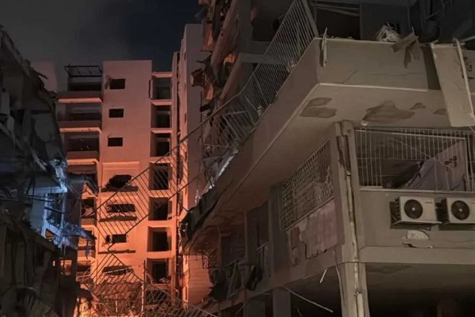 إصابة 4 أشخاص وت damage مبنيين بسبب سقوط صاروخ إيراني في حيفا، حسب البث الإسرائيلي. إصابة 4 أشخاص وت damage مبنيين بسبب سقوط صاروخ إيراني في حيفا، حسب البث الإسرائيلي.