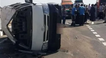 إصابة ثمانية أفراد جراء انقلاب حافلة صغيرة على الطريق الأوسطي