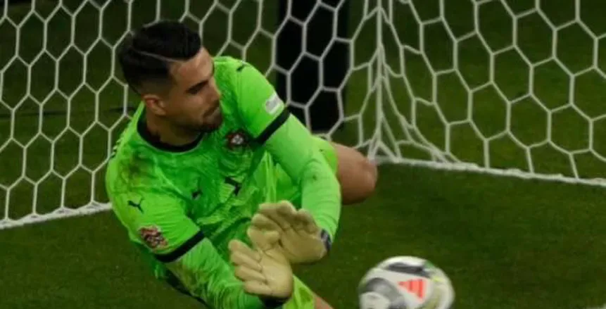 إصابة حارس مرمى بورتو قبل مباراة الأهلي في كأس العالم للأندية إصابة حارس مرمى بورتو قبل مباراة الأهلي في كأس العالم للأندية