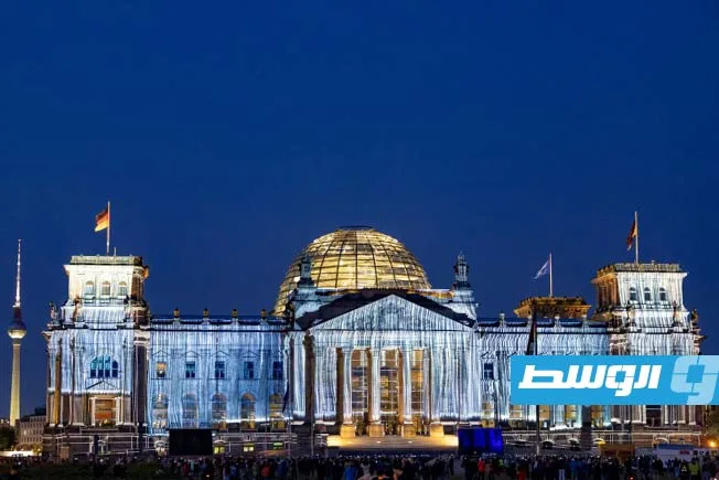 إضاءة مبتكرة تعيد إحياء غطاء “القماش الفضي” لمبنى الرايخستاغ الألماني في عام 1995 إضاءة مبتكرة تعيد إحياء غطاء “القماش الفضي” لمبنى الرايخستاغ الألماني في عام 1995