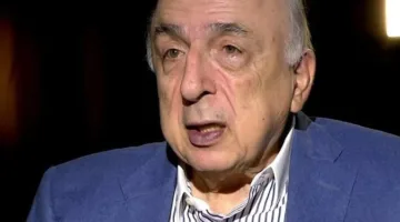 إعادة تصفيف الشعر لصاحبة التسريحة