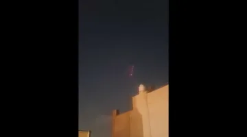 إعلام إيراني: الدفاعات الجوية في طهران تت repel هجمات إسرائيلية (فيديو)