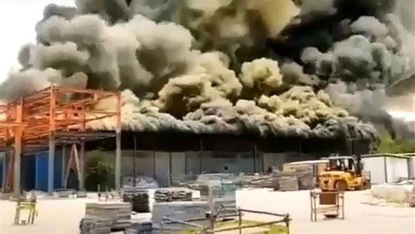 إغلاق الطريق السريع بين طهران وقم بعد استهدافه بقذيفة من إسرائيل إغلاق الطريق السريع بين طهران وقم بعد استهدافه بقذيفة من إسرائيل