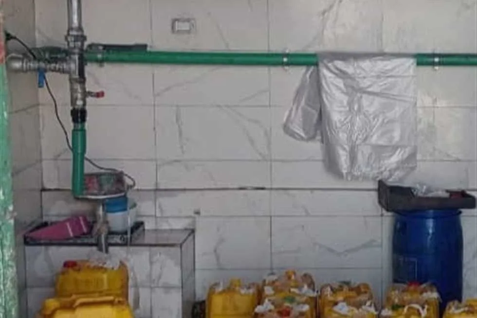 إغلاق مصنع لتصنيع زيت الطعام المزيف في دمياط إغلاق مصنع لتصنيع زيت الطعام المزيف في دمياط