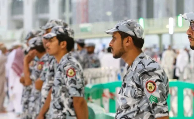 إلقاء القبض على 119 زائرًا يحملون تأشيرات زيارة لخرقهم قوانين وتعليمات الحج إلقاء القبض على 119 زائرًا يحملون تأشيرات زيارة لخرقهم قوانين وتعليمات الحج