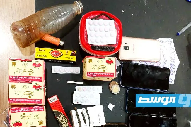إلقاء القبض على 5 مهاجرين بحوزتهم مخدرات في أجدابيا إلقاء القبض على 5 مهاجرين بحوزتهم مخدرات في أجدابيا
