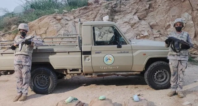 إلقاء القبض على أربعة أشخاص خالفوا نظام أمن الحدود بتهمة تهريب 267 كيلوغرامًا من القات في منطقة عسير.