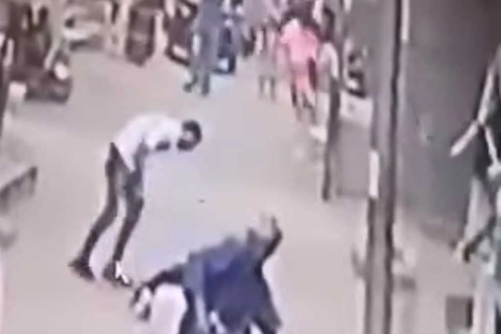 إلقاء القبض على الشخص المتهم بالاعتداء على امرأة في أحد شوارع الغربية إلقاء القبض على الشخص المتهم بالاعتداء على امرأة في أحد شوارع الغربية