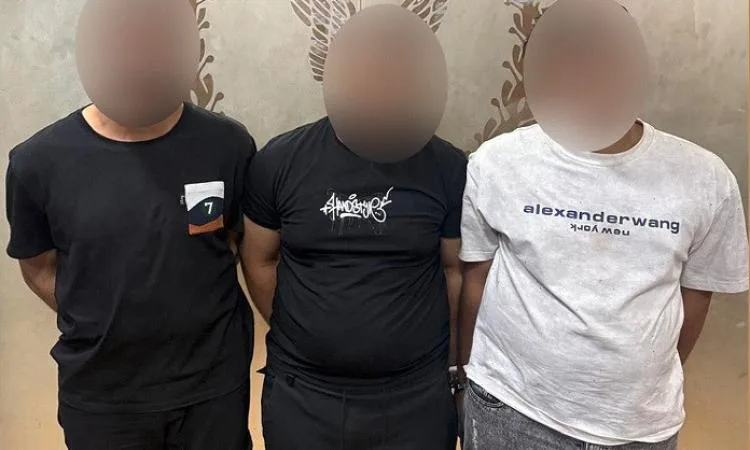 إلقاء القبض على خاطفي شخص وابتزاز والده لدفع فدية مالية إلقاء القبض على خاطفي شخص وابتزاز والده لدفع فدية مالية